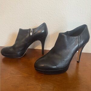 Vince Camuto Elvin Platform Ankle Bootie in Black Leather. Size 8